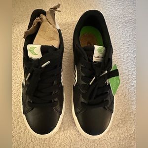 Women’s Cariuma Sneakers